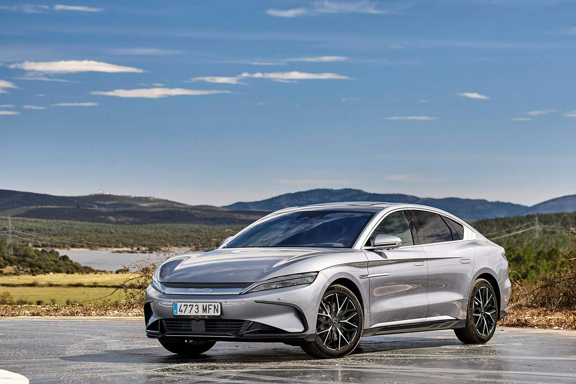 比亚迪汉ev配白色车牌,感觉挺好看 看车牌上的"e",在欧盟代指西班牙