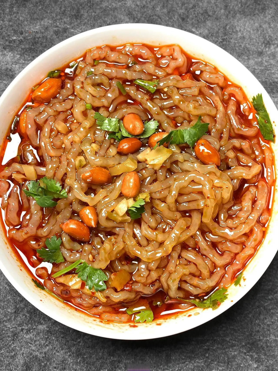 酸辣粉的诱惑呢,真的好吃到舔盆~ 做法超级简单,配好料汁,拿红薯粉和