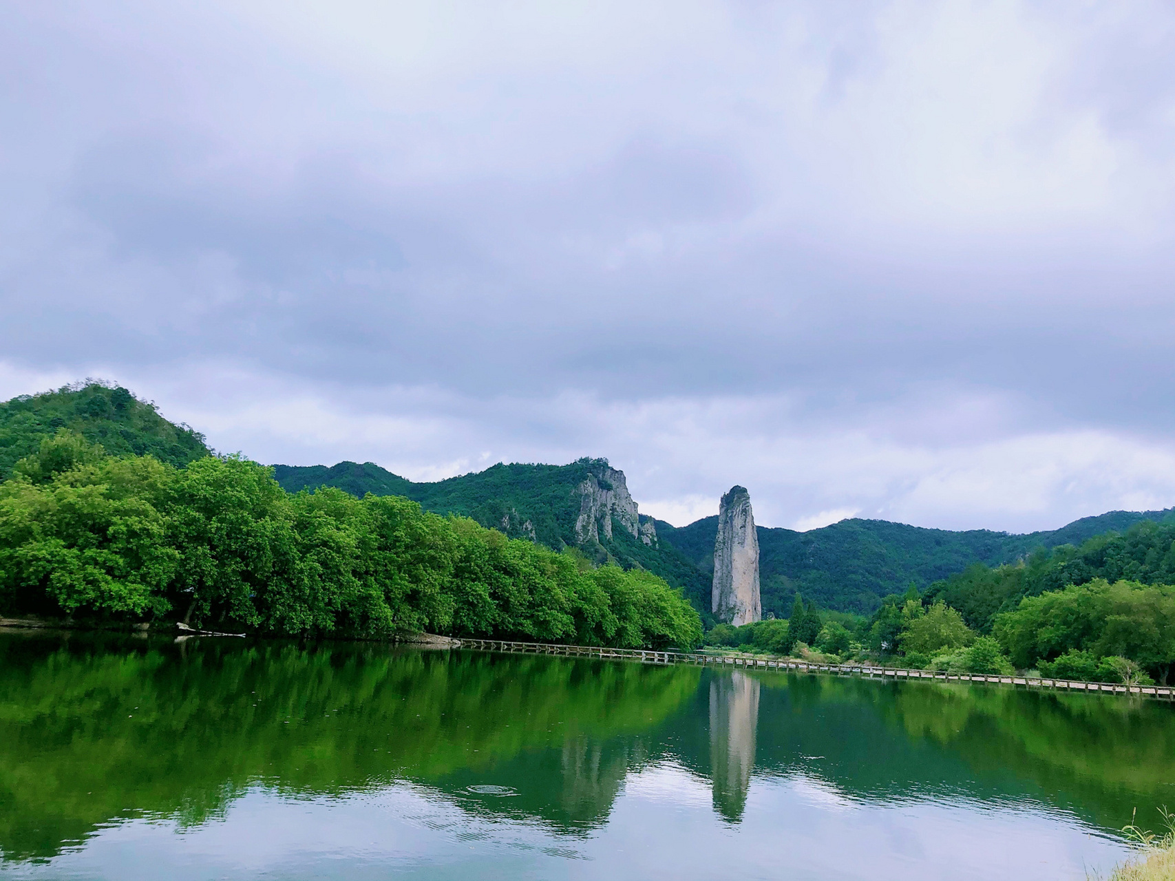 缙云仙都的鼎湖峰 朱潭山 缙云这个地方是无意中看到的,也是因那张在