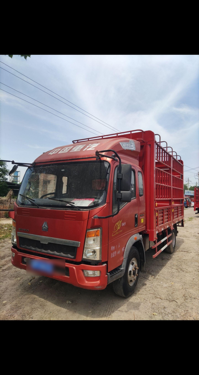 精品二手车 16年3月国四重汽豪沃带卧铺4米高栏 130马力,6档,825轮胎