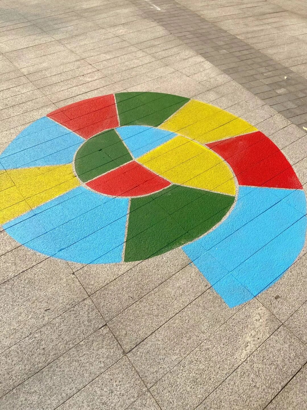 地面彩绘涂鸦,跳房子,飞行棋.