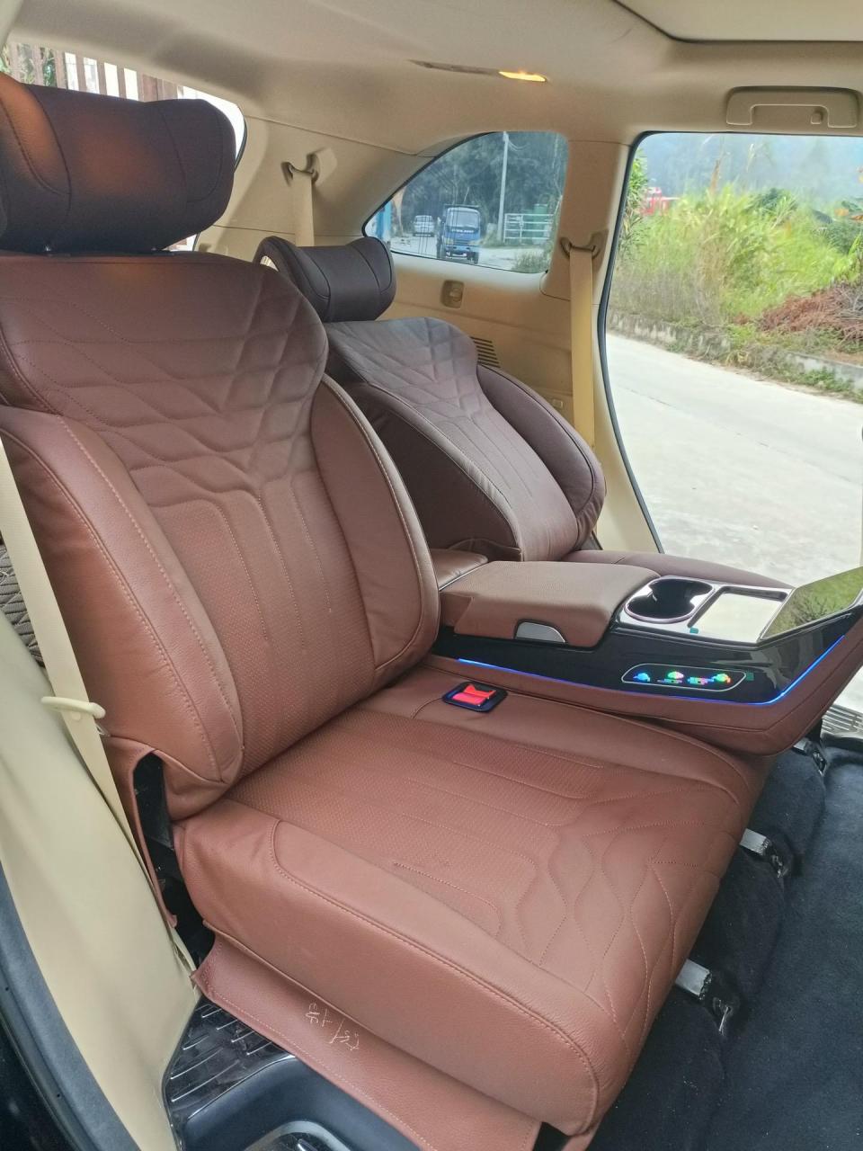 丰田汉兰达改装中排分体沙发床 正副驾座椅包覆完工交车