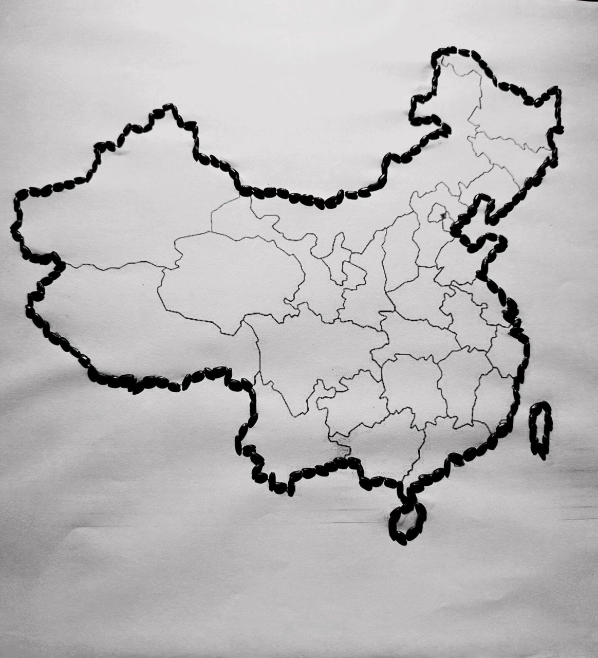 国庆主题手工-五谷杂粮地图粘贴画 a3纸上打印好地图 用双面胶将其