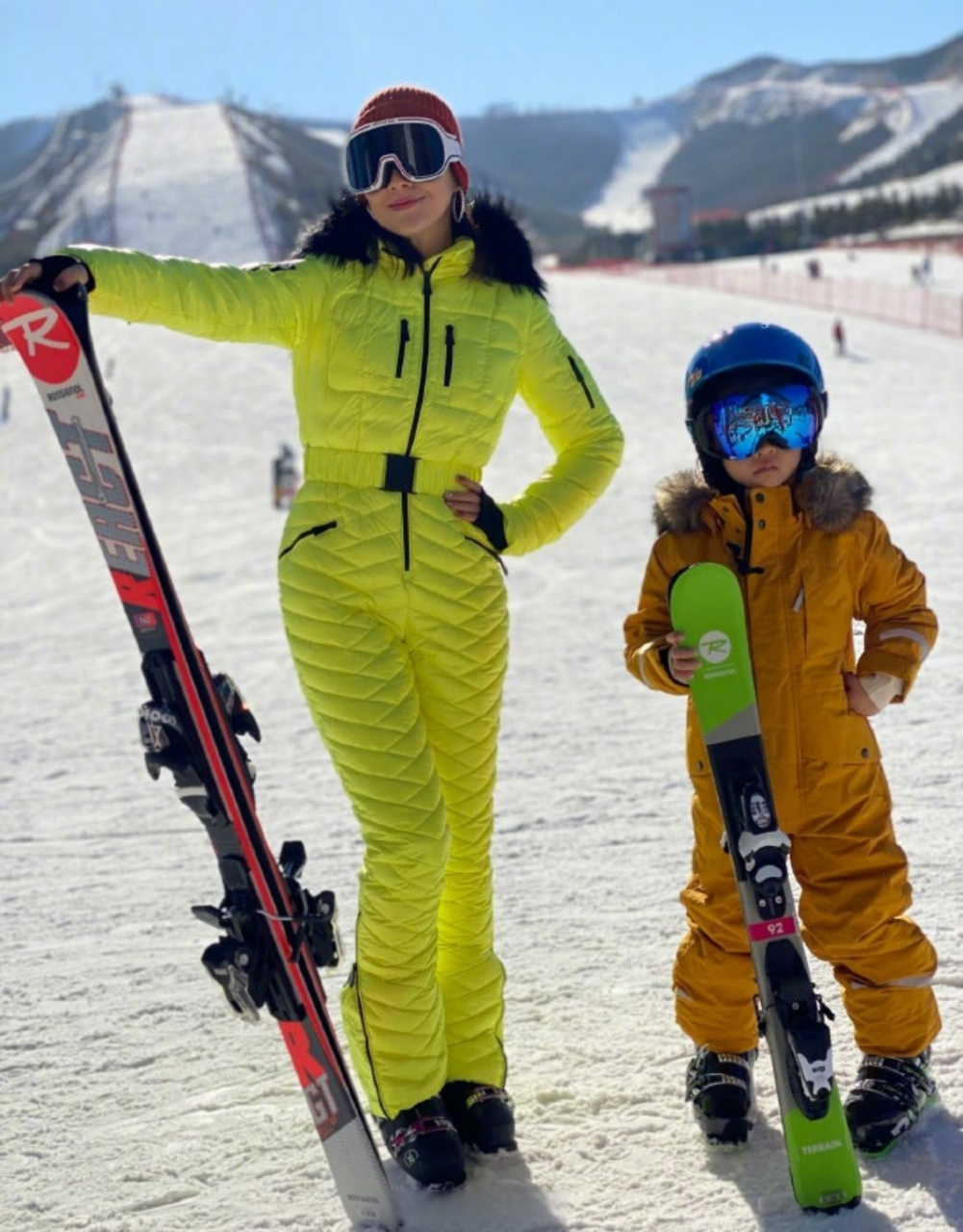 章子怡晒带女儿醒醒滑雪的照片,并表示"醒宝第一次上雪场一点没含糊