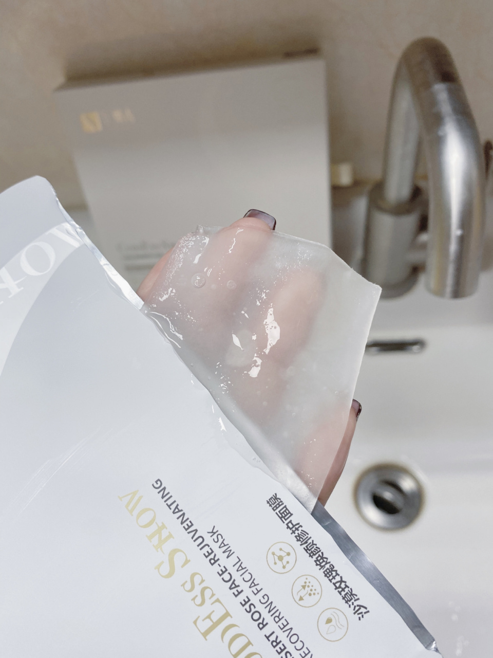 最近入的一款国潮品牌女神秀的沙漠玫瑰焕颜修护面膜 不得不说膜布真