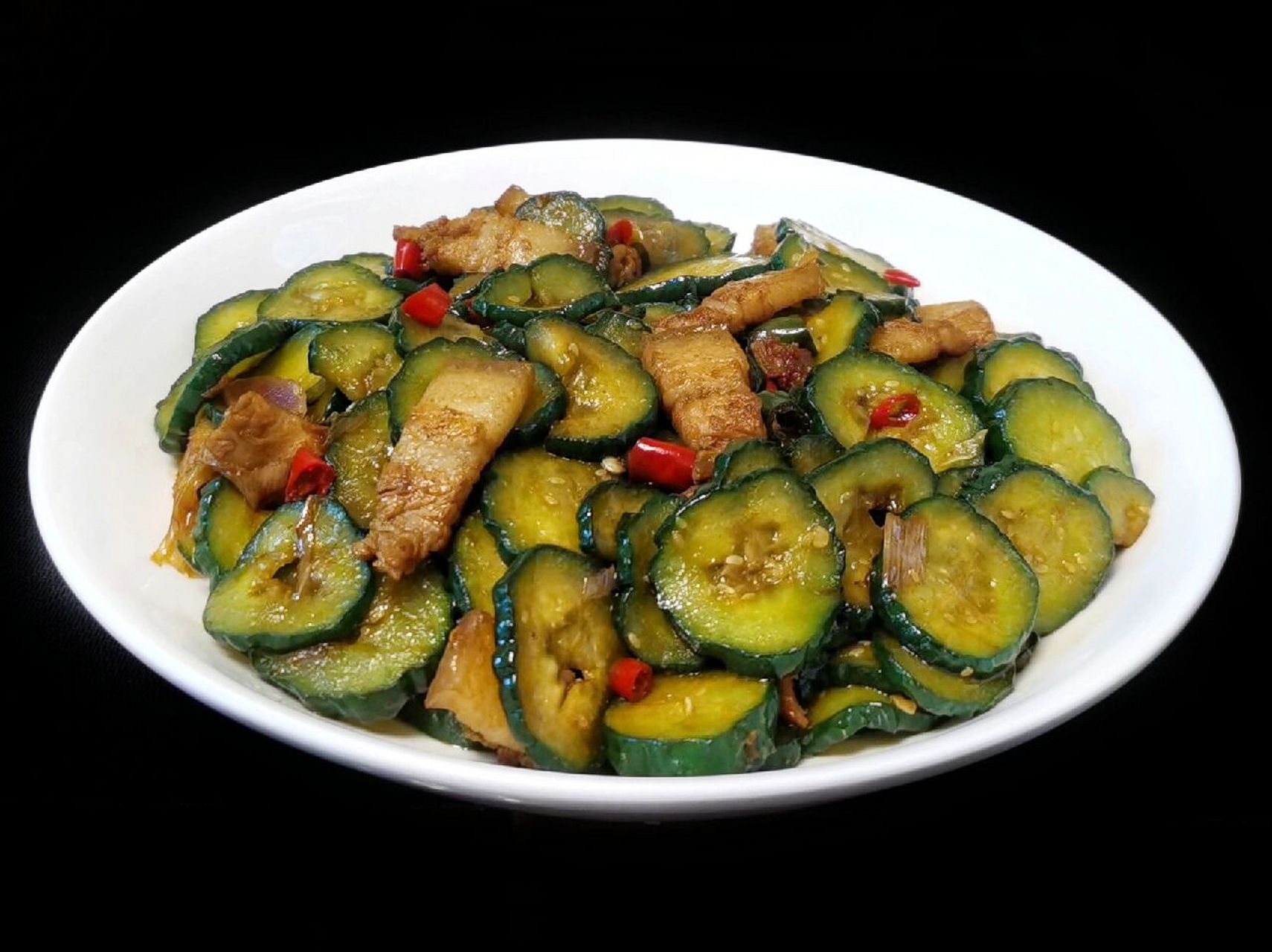 黄瓜钱炒肉 黄瓜钱炒肉: 1,黄瓜切2毫米左右厚的圆片,加盐腌半个小时