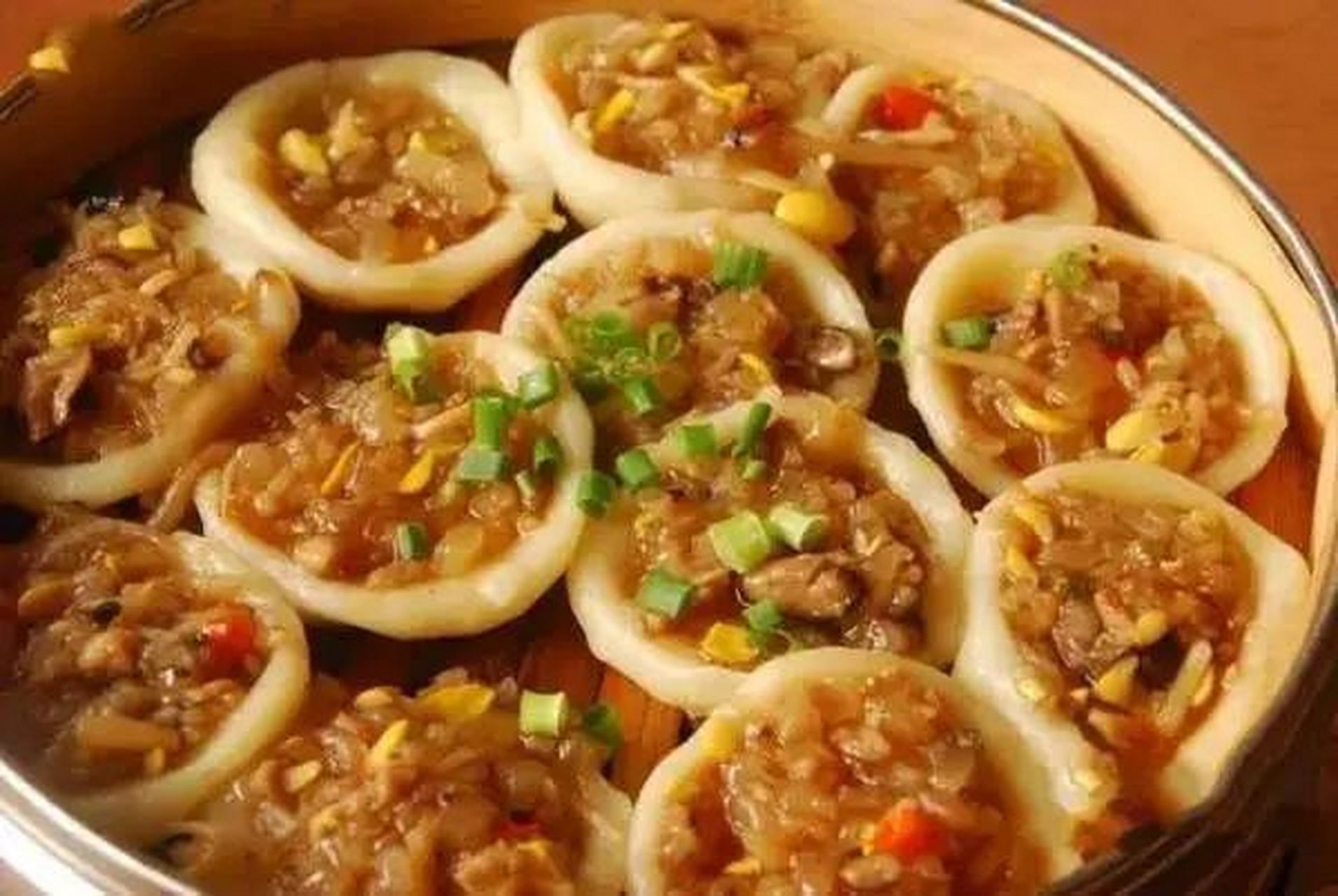 灯盏粿又名"灌浆粿",碗粿,是弋阳县地域特色深厚的小吃之一