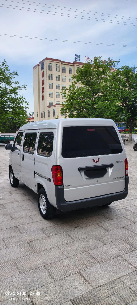 五菱之光新款1.2大马力,5座面包车,可以拉货.