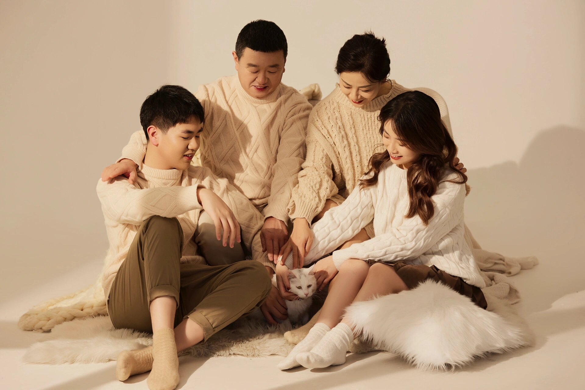 一家四口全家福拍照姿势参考 温馨家庭风格拍照姿势,重点是要笑得自然