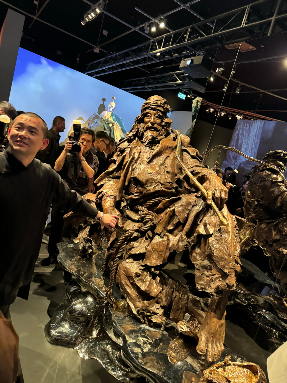 任哲雕塑展」香港看展,感谢任哲工作室邀请,致敬金庸先生.