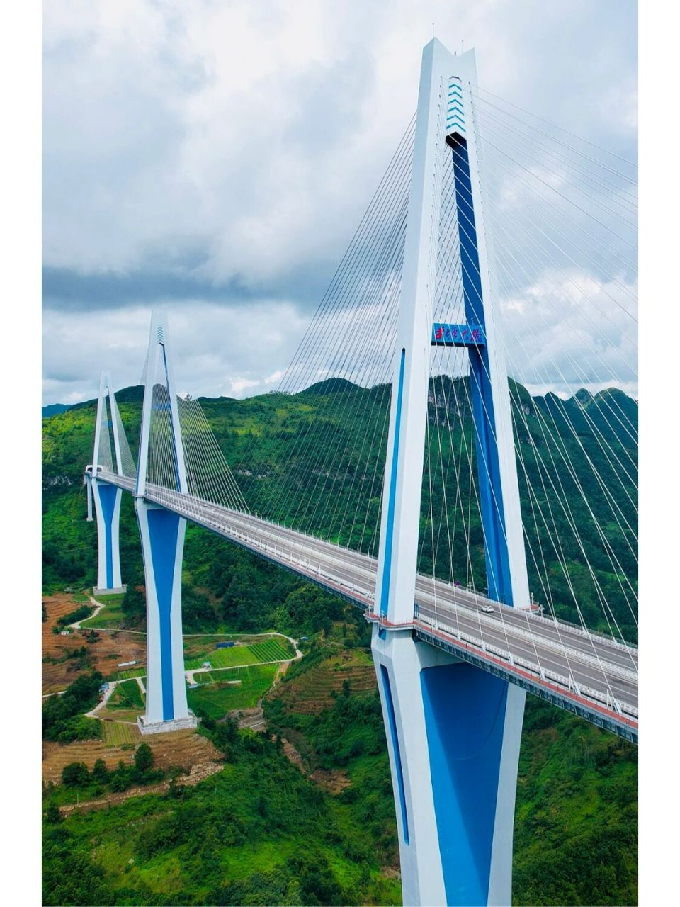 贵州平塘大桥塌了图片