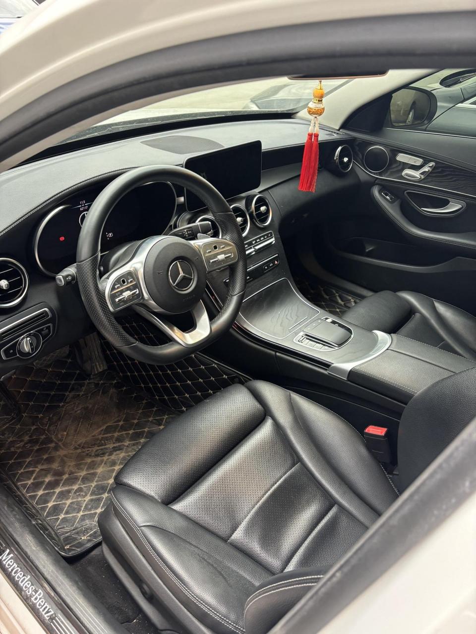 新到2020款奔驰c260l运动版轿车,白车黑内,远近光led,一键启动,全景