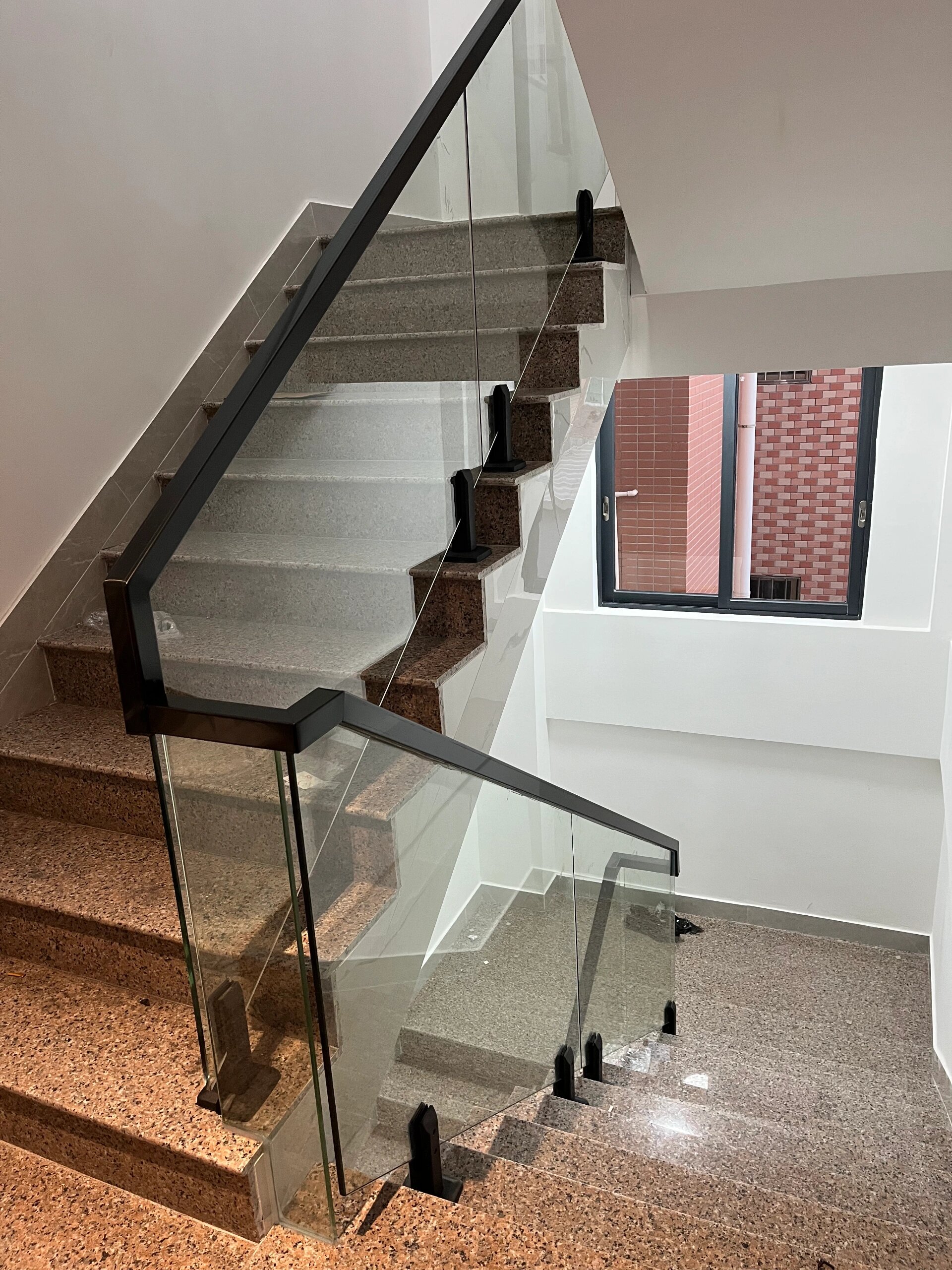 网红款玻璃楼梯扶手 现代简约风～ 非常适合现在房子装修风格,简约.