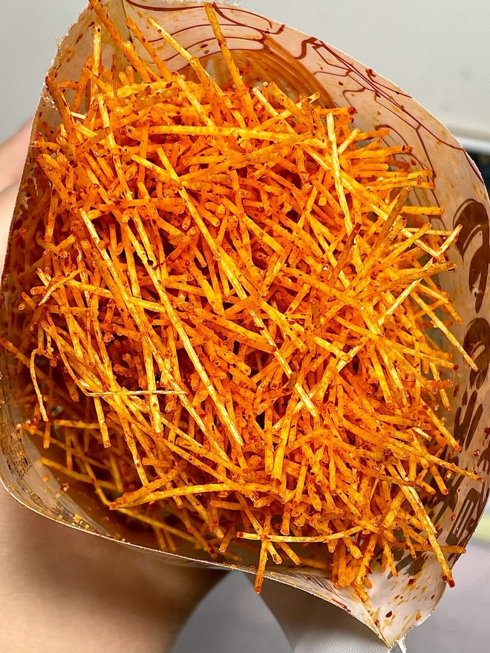 这个辣条竟然还没停产 守护 金丝条好好吃 甜辣口的 还以为买不到了呢