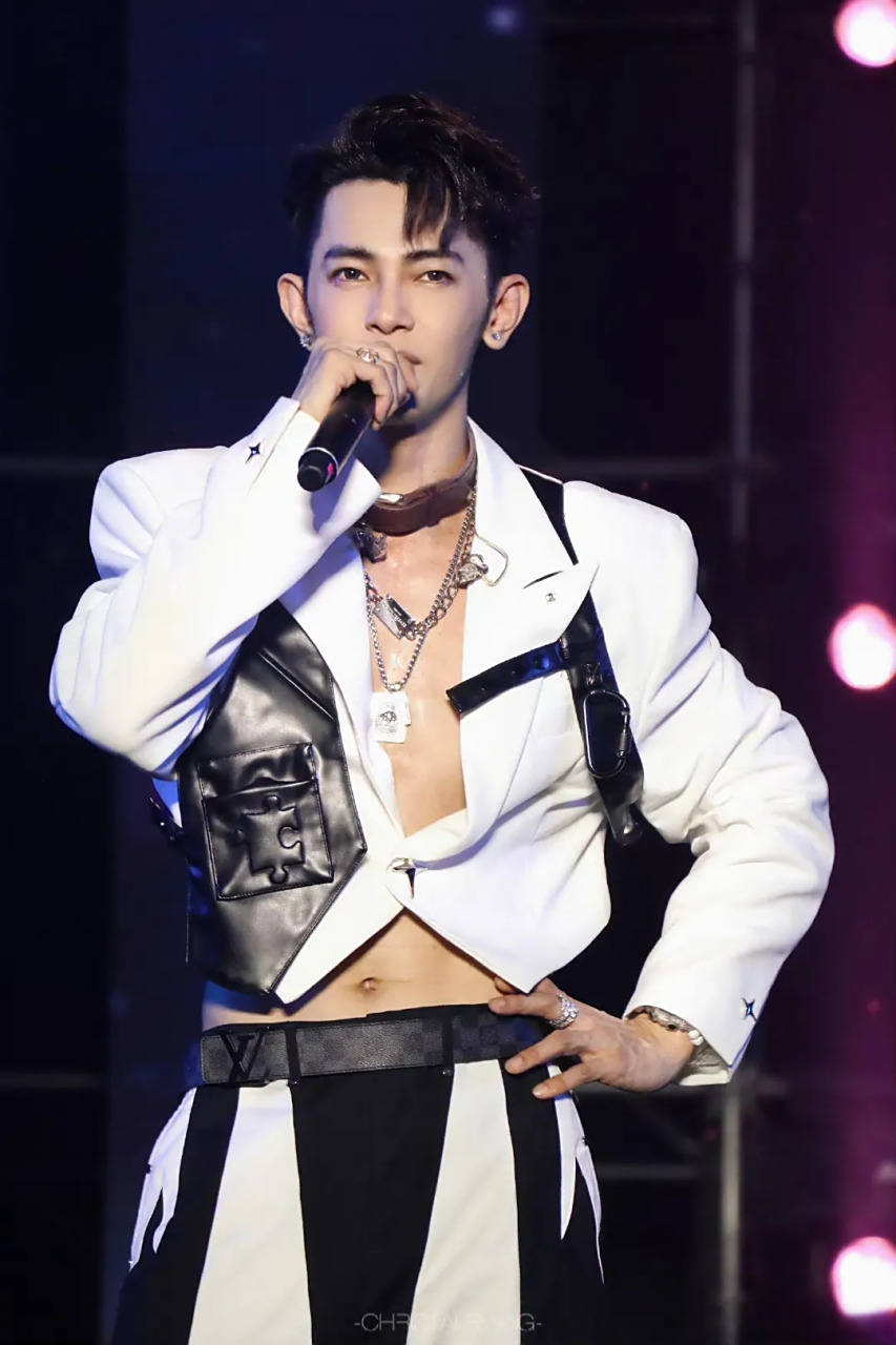 汪东城现身音乐节,这脸蛋这身材难怪炎亚纶对他念念不忘[三哈][三哈]