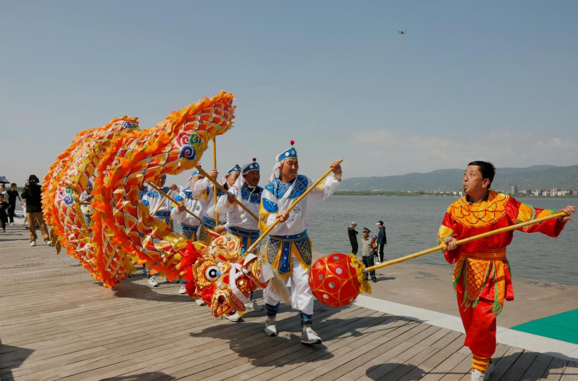 【晋阳庆端午】  6月20日,太原市晋阳湖公园内,赛龙舟,舞龙和水上表演