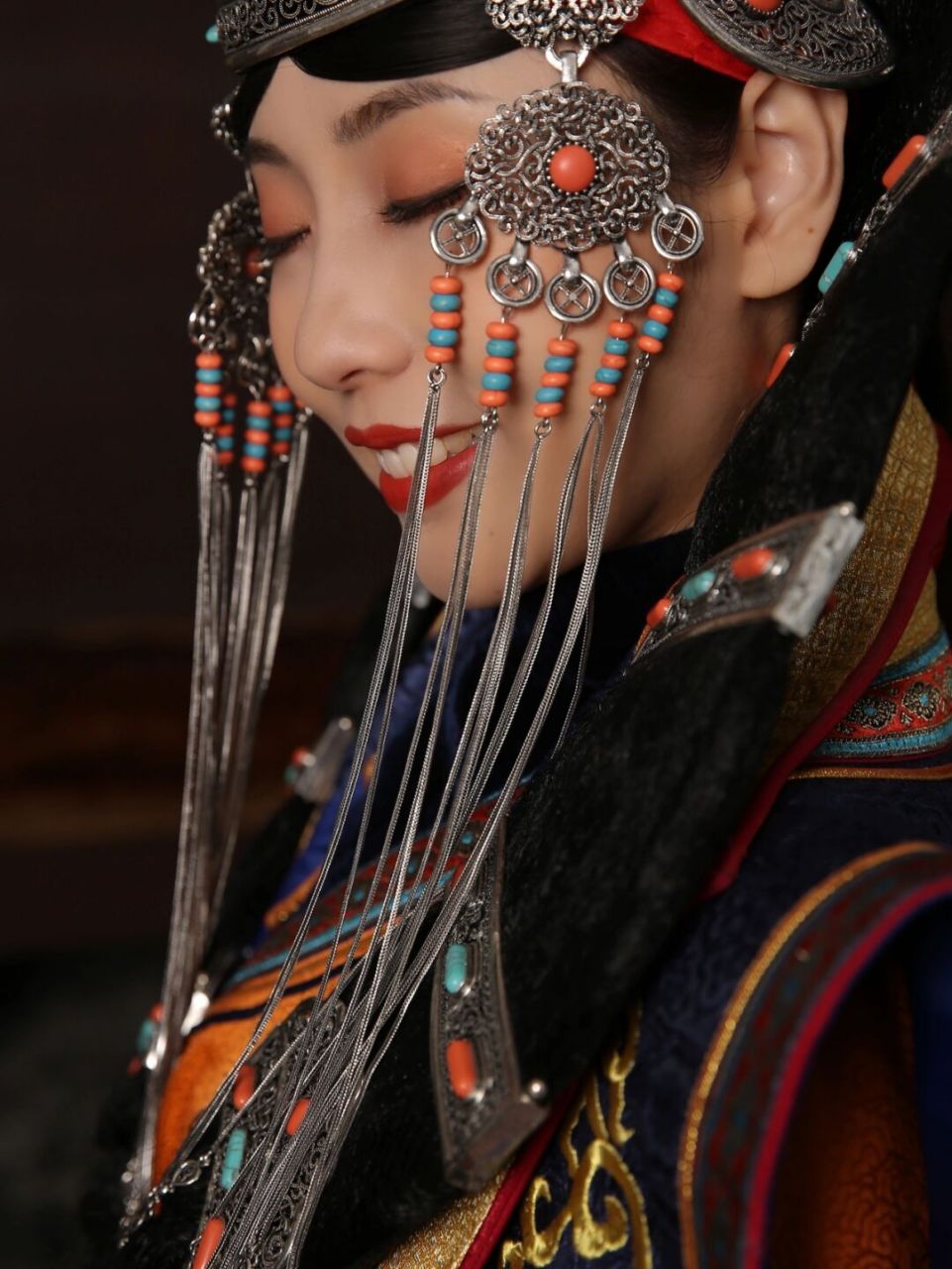 喀尔喀传统蒙古族服饰 喀尔喀服饰是蒙古族服饰中一个重要组成部分.