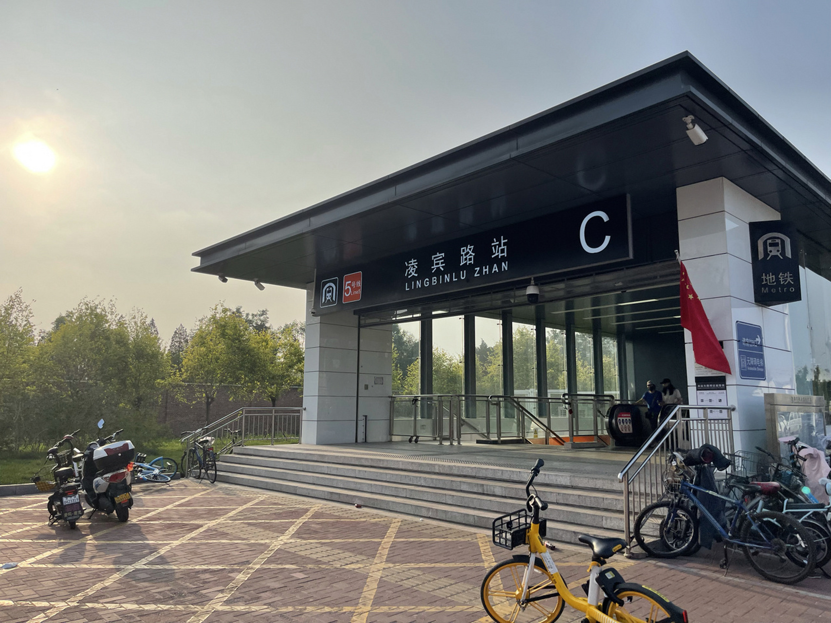 天津夜市凌奥夜市 地铁5号线凌宾路下c站口出,径直走700米左右到达