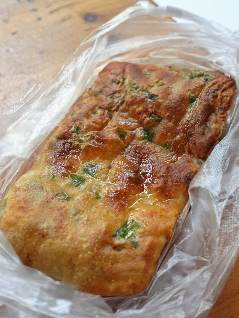 07电炉烤熟的猪油饼,长方形的双面都布满葱花,用猪油和面,又比别家