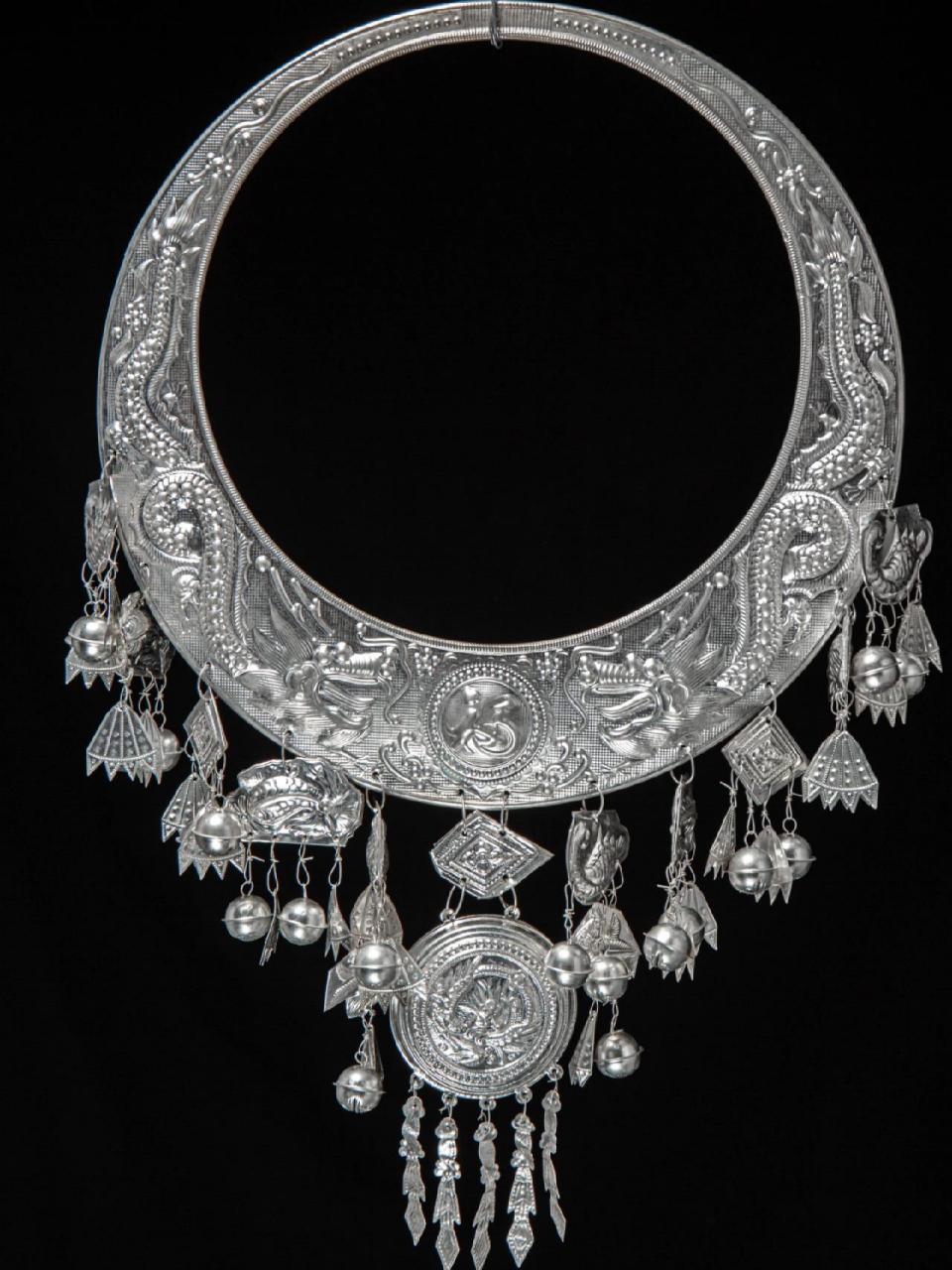 苗族银饰 | 古老技艺的錾美之美 璀璨苗银之项圈 	 项圈由小到大多达