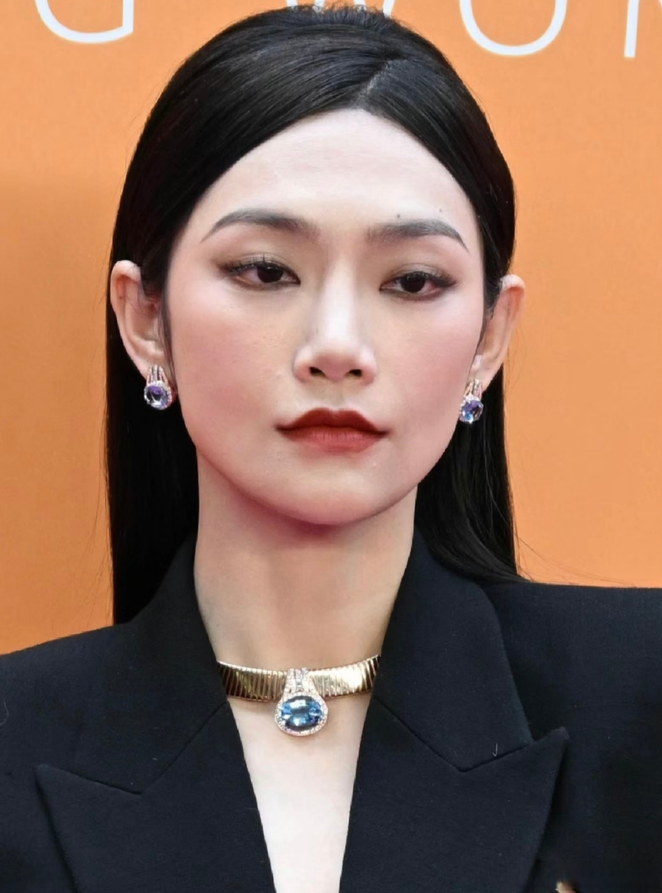 4月26日,有网友盘点了女明星出席某品牌活动走红毯时怼脸拍摄的生图