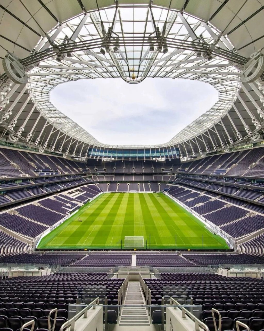 托特纳姆热刺球场是英国第三大的足球场(仅次于温布利与老特拉福德).