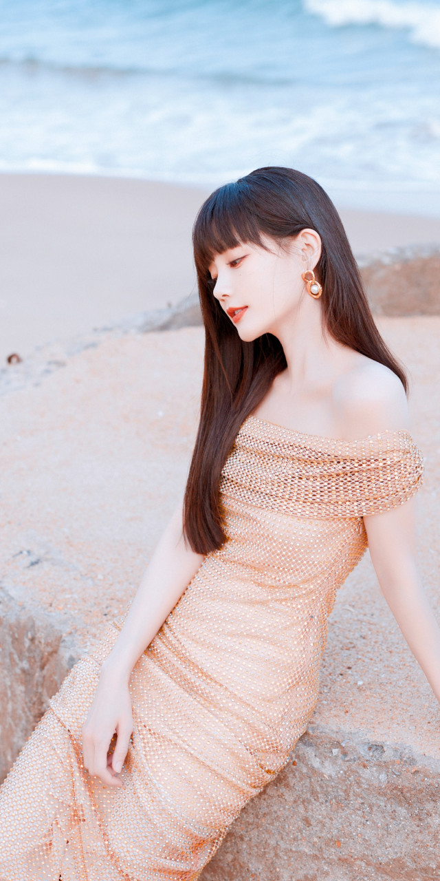 李一桐齐刘海壁纸组图,李一桐换发型了,黑长直齐刘海搭配一袭鎏金长裙