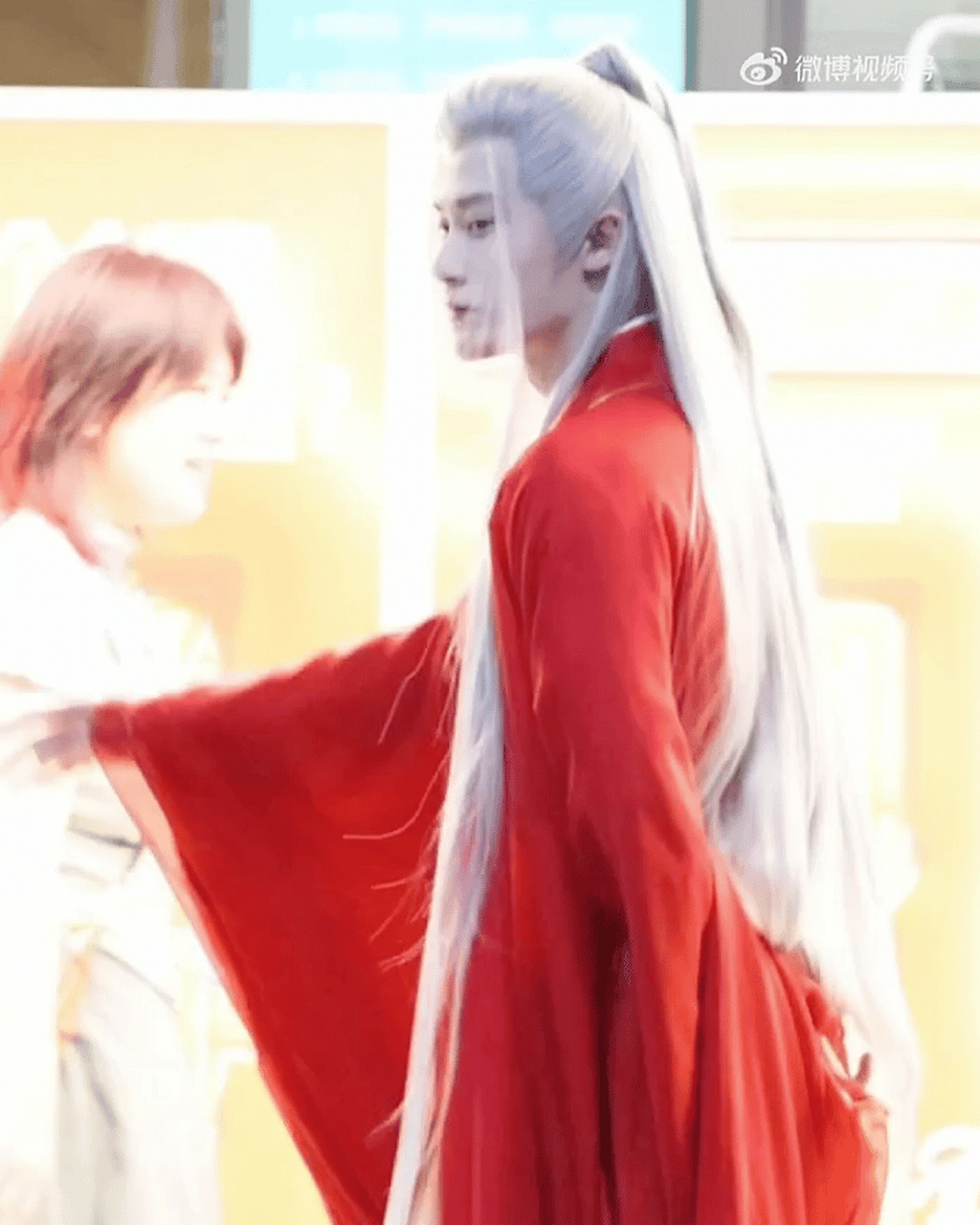 檀健次这个红衣银发造型居然只是综艺环节,感觉比他在长相思里的妆造