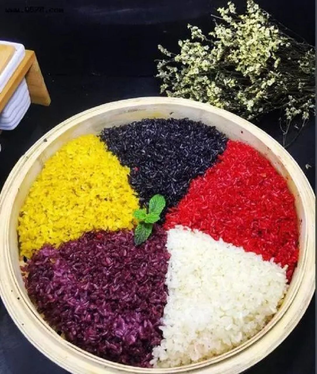 满载一笼五谷丰登五色糯米饭是壮族人民幸福,美好,和谐,吉祥,如意的