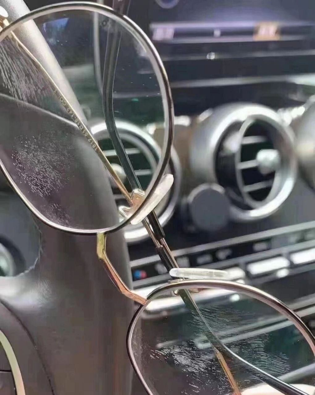 眼镜突然出现问题裂痕是什么原因 友情提示: 9798眼镜不能放车