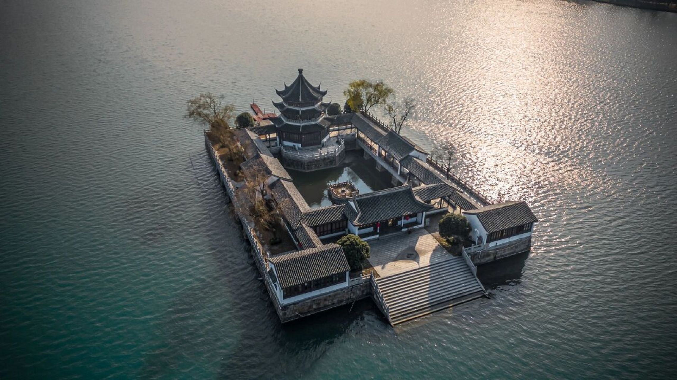 苏州:石湖天镜阁 石湖天镜阁为湖中建筑,在斜阳和侧逆光下很有质感.