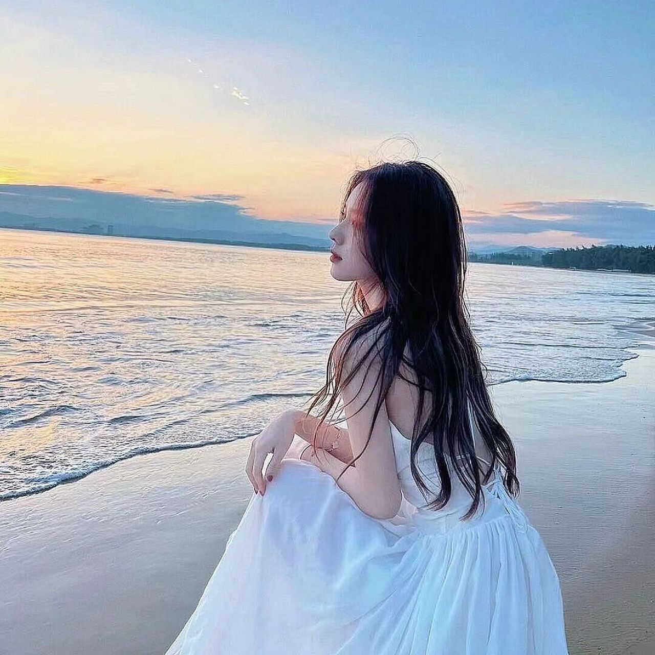 8.9女生头像-海边背影