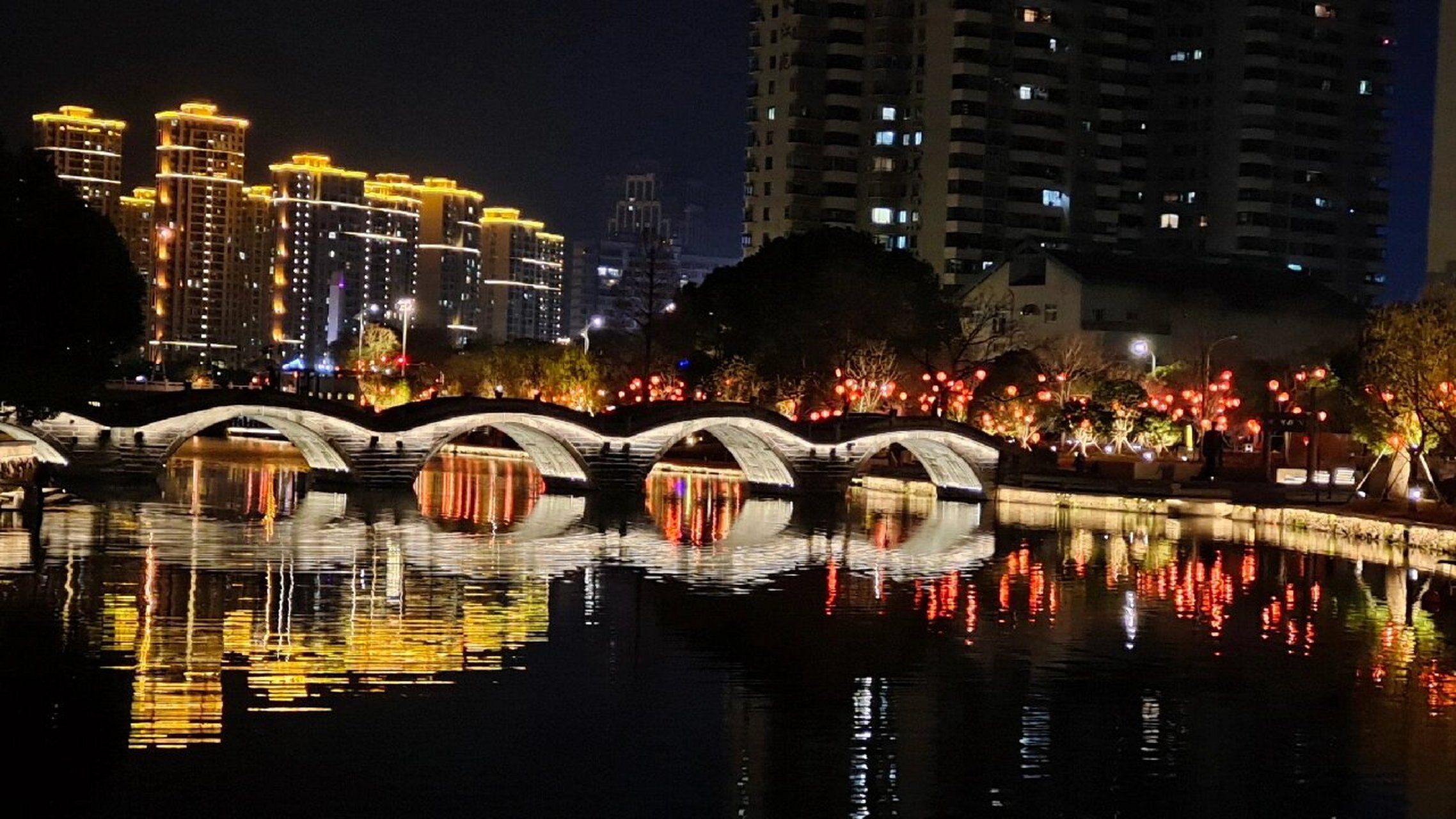 夜色中的五洞桥. 在黄岩上过三年学,从不知这已有800年历史的五洞桥.