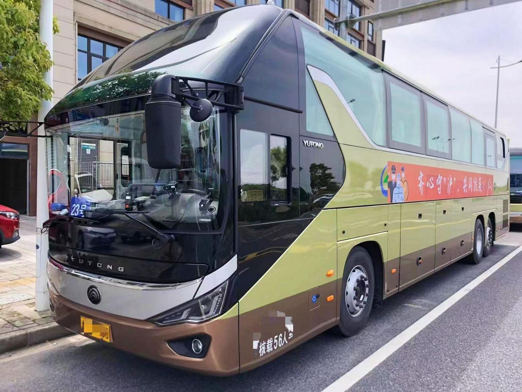 沪牌56座宇通6137旅游大巴车,三桥车带后吊轮,六气囊减震悬挂,双开门