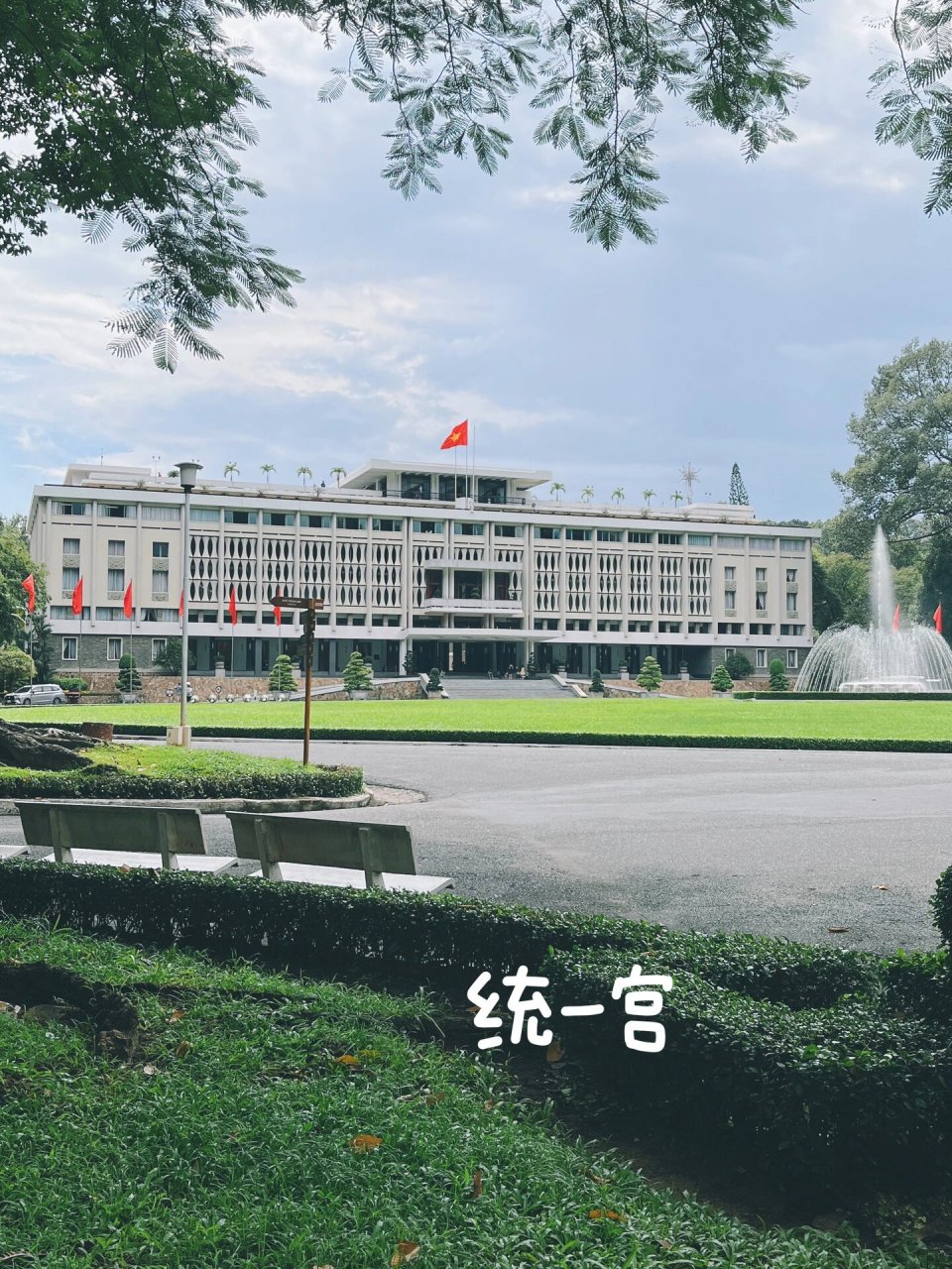 16615战争遗迹博物馆 馆外陈列越南战争时期遗留的一些真枪实弹