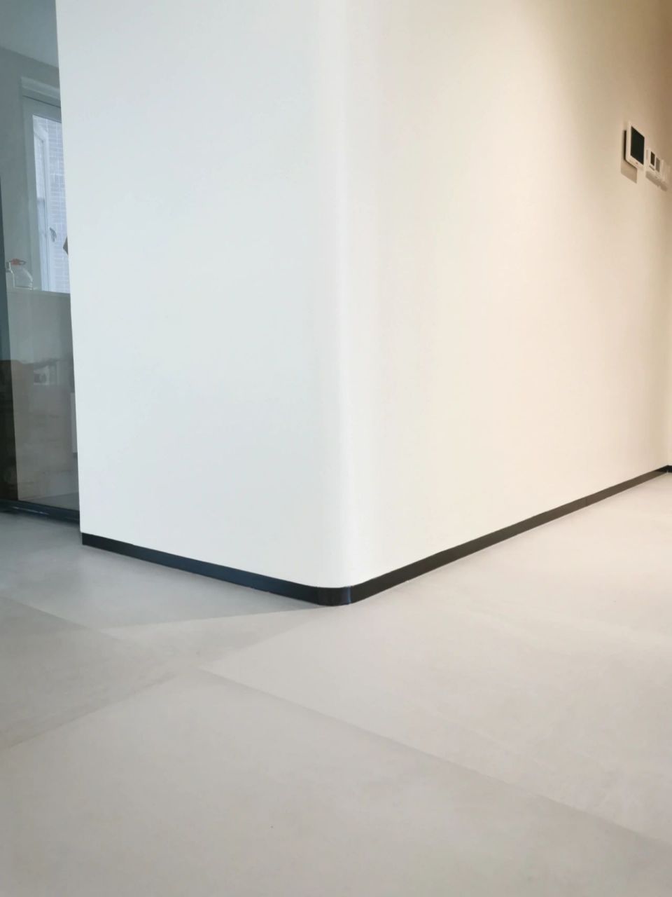 想要极简效果首选内嵌极窄金属踢脚线,然而设计的几个弧形墙体让我