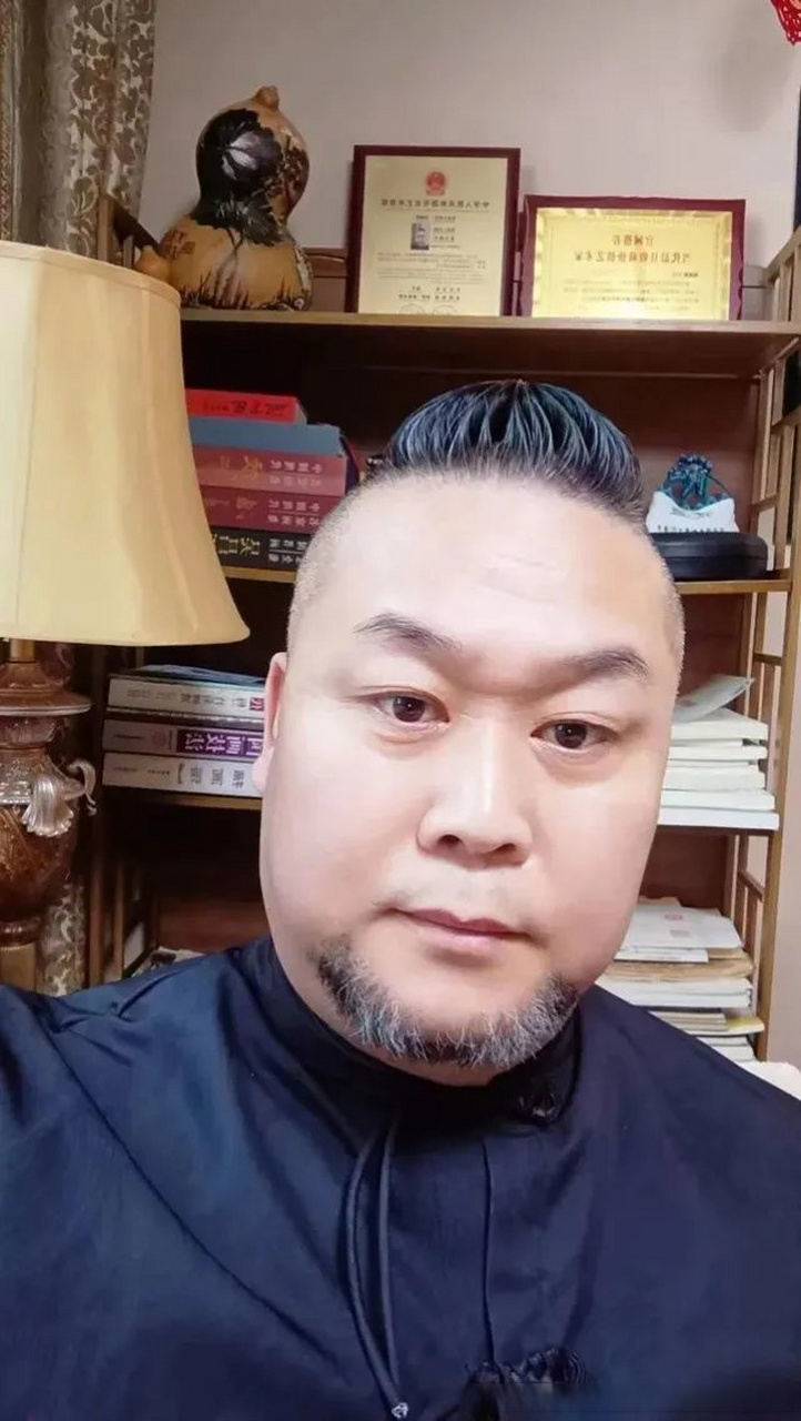 腾讯新闻# 画家杨耀辉,讲"四君子"之梅花的故事 来自腾讯新闻