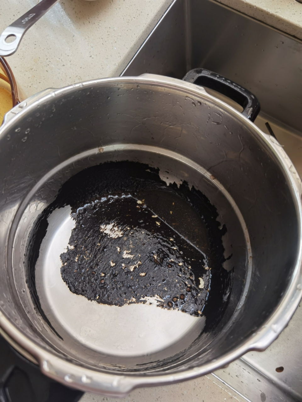 高压锅烧焦如何清洗 锅里加入水和苏打粉 开火烧至沸腾后中小火烧5