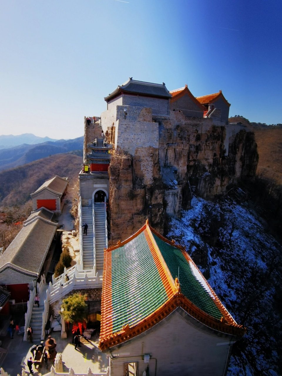 丫髻山 丫髻山风景区位于北京市平谷区刘家店镇(距天安门91公里,据