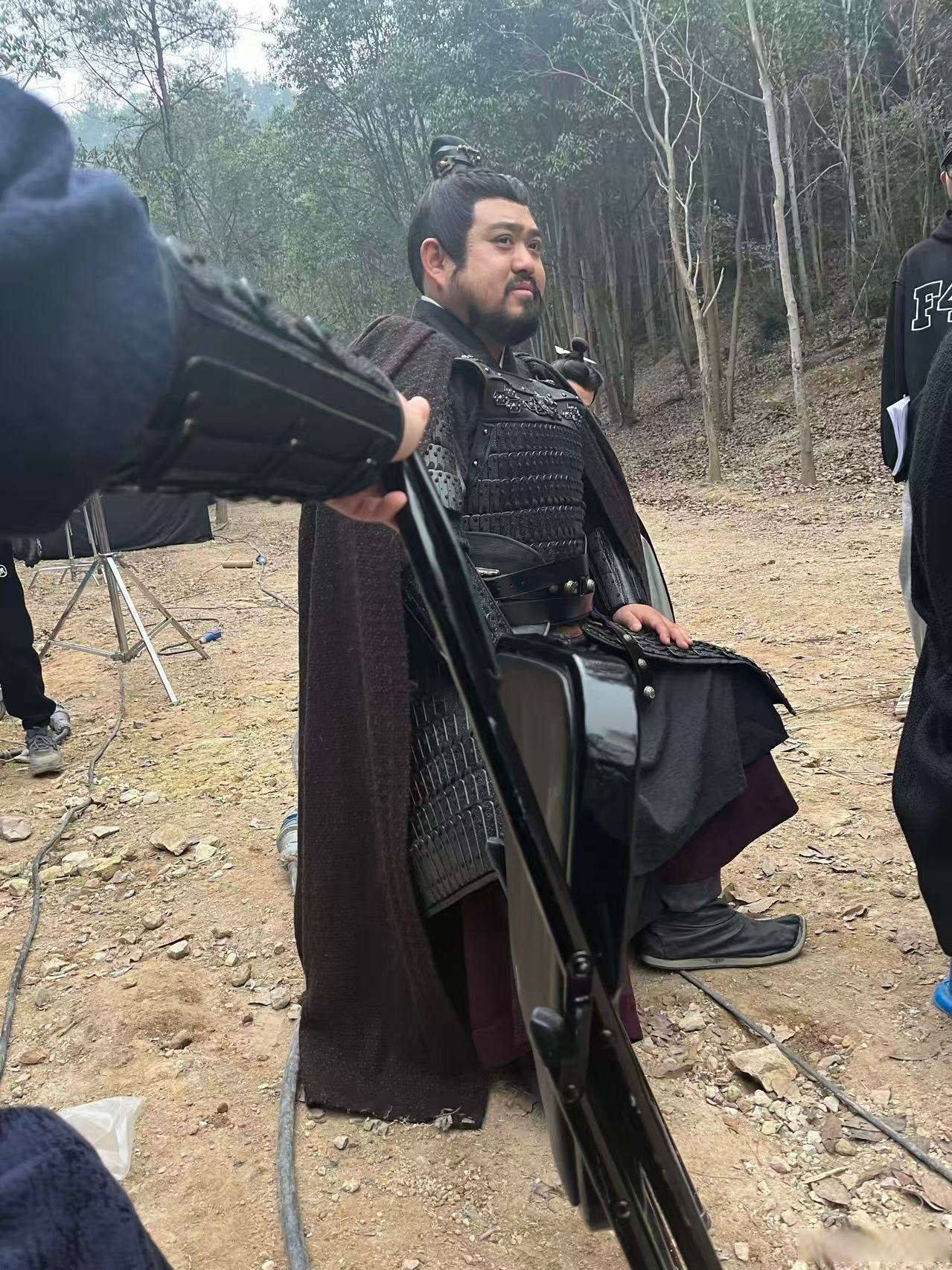 辛苦场务老师了,下次劳驾多带两把椅子,盾哥偶尔会坐塌一些演员王成思