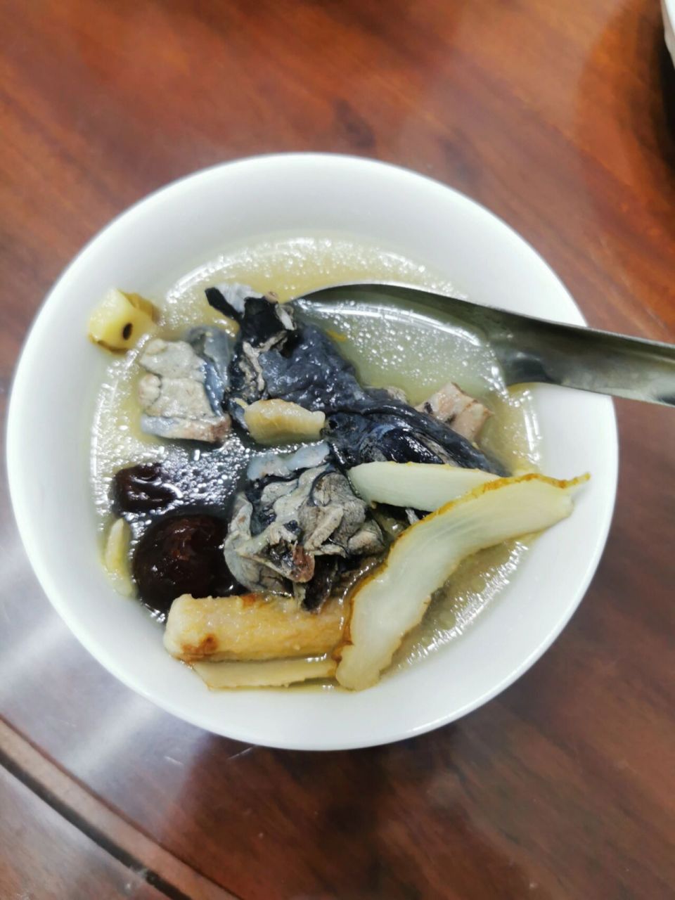 不会做饭的也可以煲出靓汤～ 配料:沙参,玉竹,红枣,枸杞,莲子,鸡肉