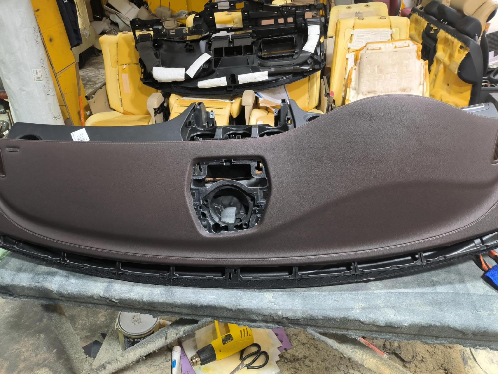 奔驰爆气囊仪表台修复翻新还原,原装皮料,原装颜色和纹路,无粒子修复