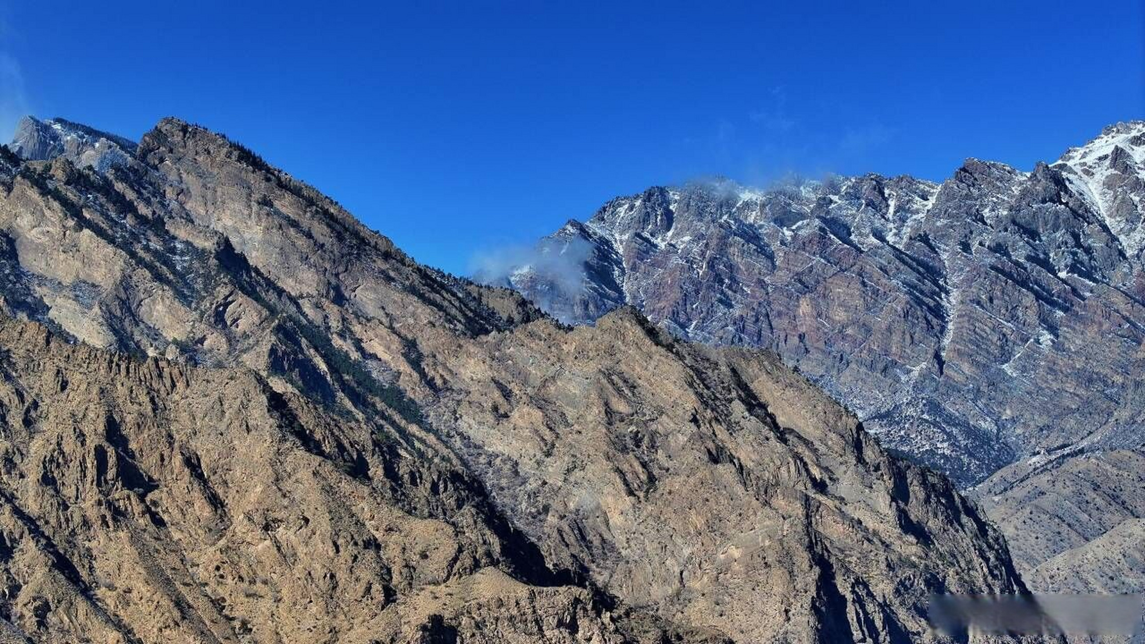 11月5日,在贺兰山苏峪口国家森林公园,贺兰山被薄雪覆盖,在蓝天的