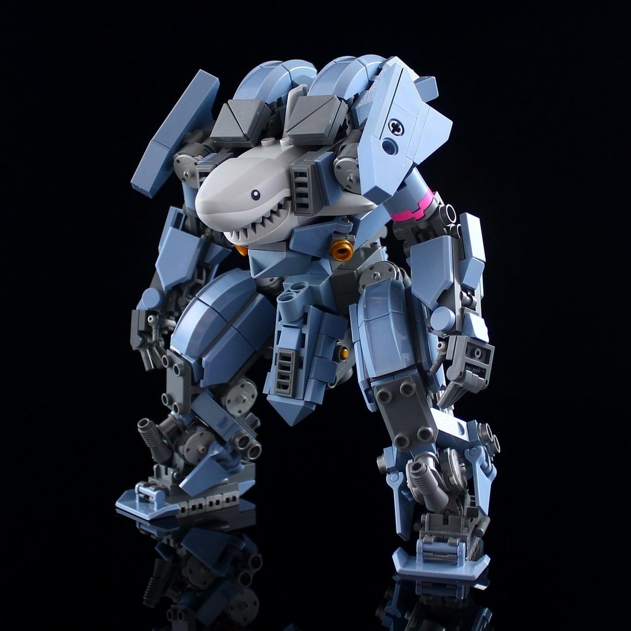 日本乐高大神moko分享了一个最新的作品,大白鲨机甲,并且他还在其油管
