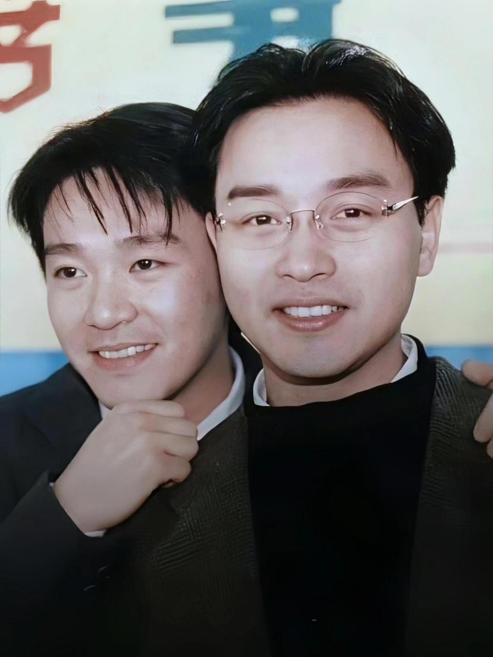 张国荣和周星驰以前的合照,当时的两人还是青涩的模样,后来都曾经受到