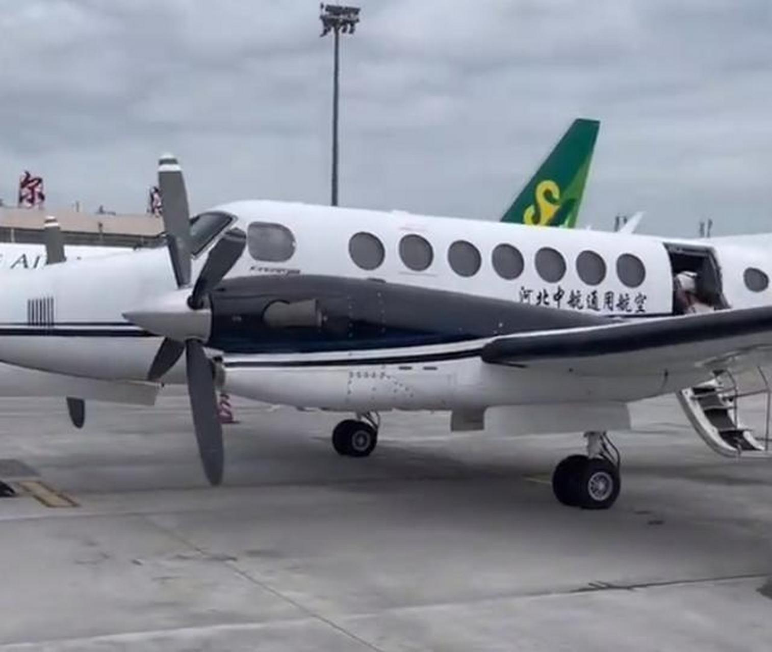 【男子花360元买机票遇超迷你飞机,仅9座没空姐无厕所:还没suv高】7月