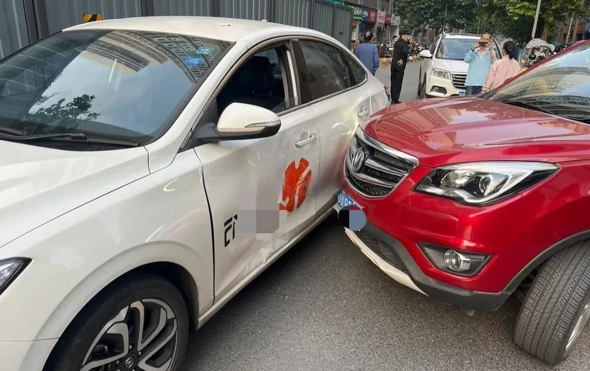 今早上剐蹭到别的车了,对方是白色网约车.