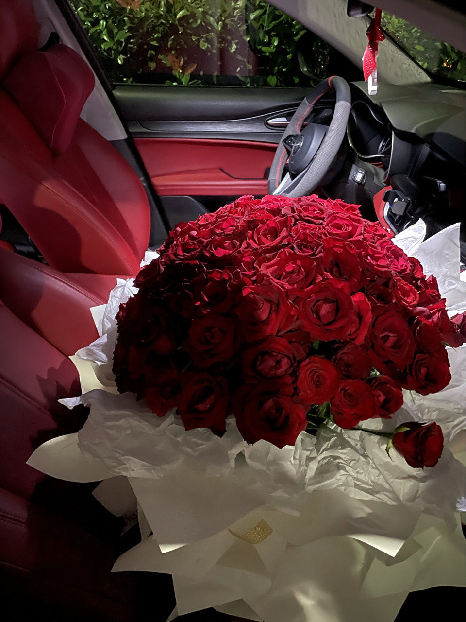 副驾驶玫瑰花 女孩子真的喜欢花 喜欢玫瑰花 仅此而已