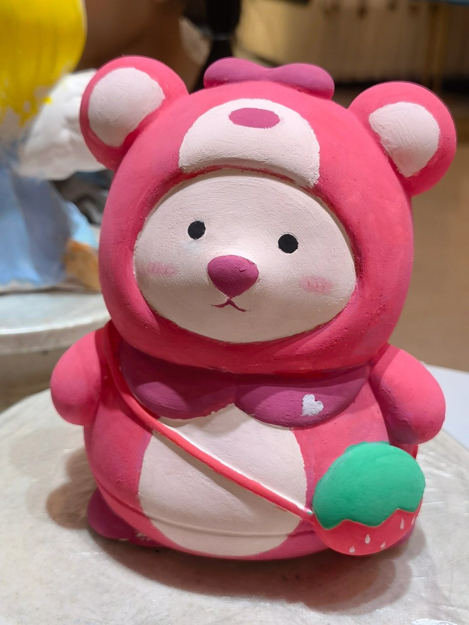 石膏娃娃|草莓熊小熊 嘿嘿昨天晚上画的一个草莓熊 背可爱的草莓小