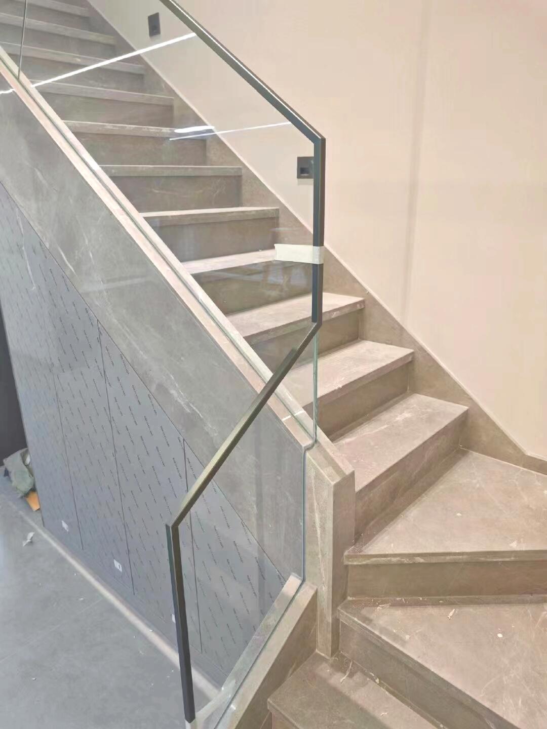 极窄玻璃楼梯扶手